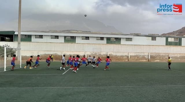  Futebol/Sub-17: Batuque apurado à tangente acompanha EFIZ às meias finais
