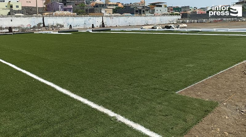 São Filipe: Iniciada colocação da relva sintética no estádio 5 de Julho e conclusão da obra prevista para Dezembro (c/áudio)