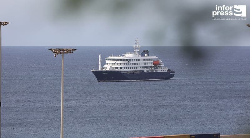 Surto em Cruzeiro: Navio Hondius segue para Tenerife após cumprimento de protocolos sanitários