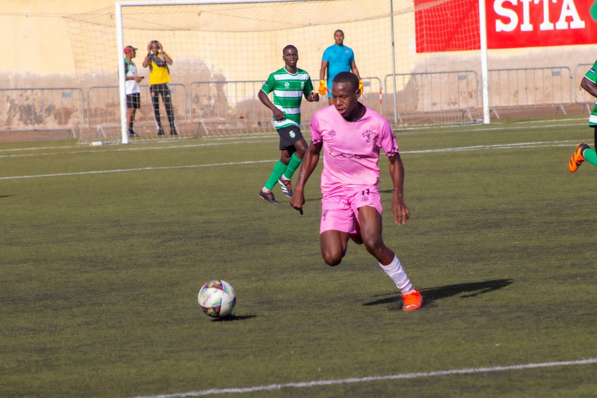  Bairro   X Vitória e Celtic  X Travadores, Jogos 	que encerram este Domingo, a 17ª Regional Santiago Sul