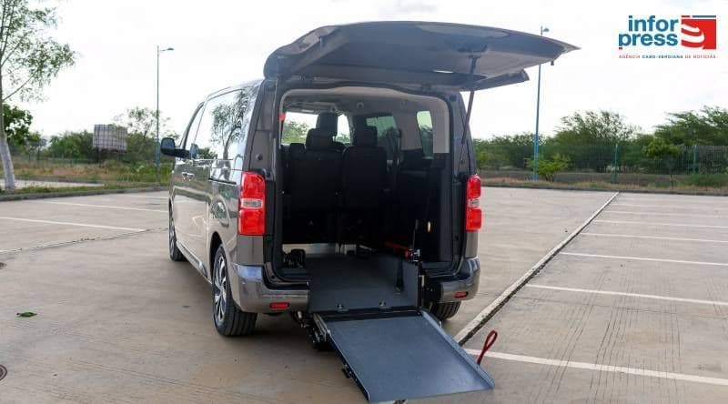 Cidade da Praia passa a dispor de táxi adaptado para pessoas com mobilidade reduzida