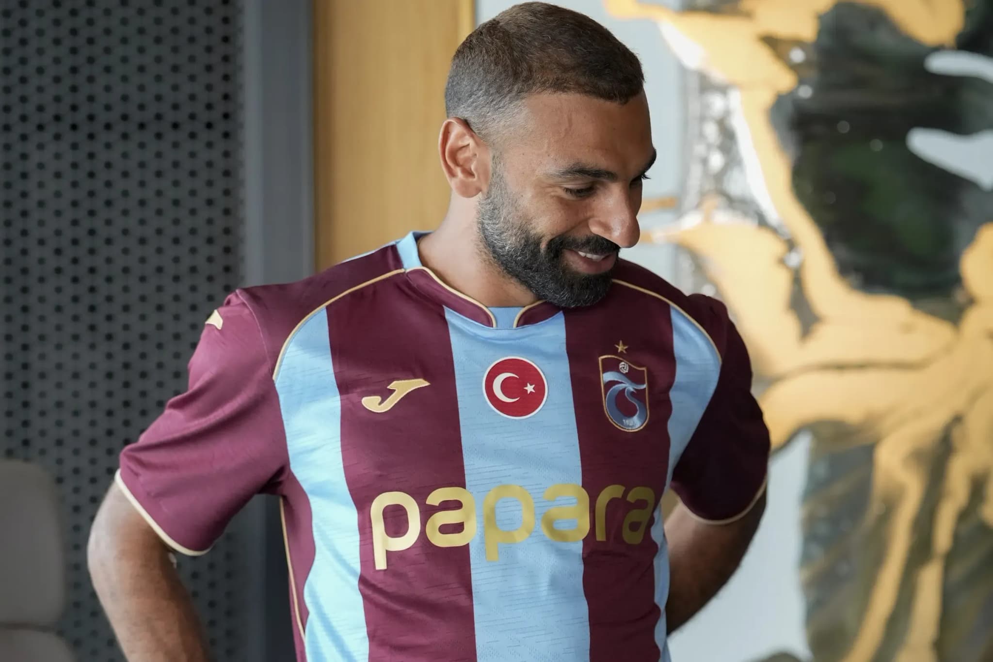 Mercado: Trabzonspor oficializa Salah e revela pormenores do contrato chorudo