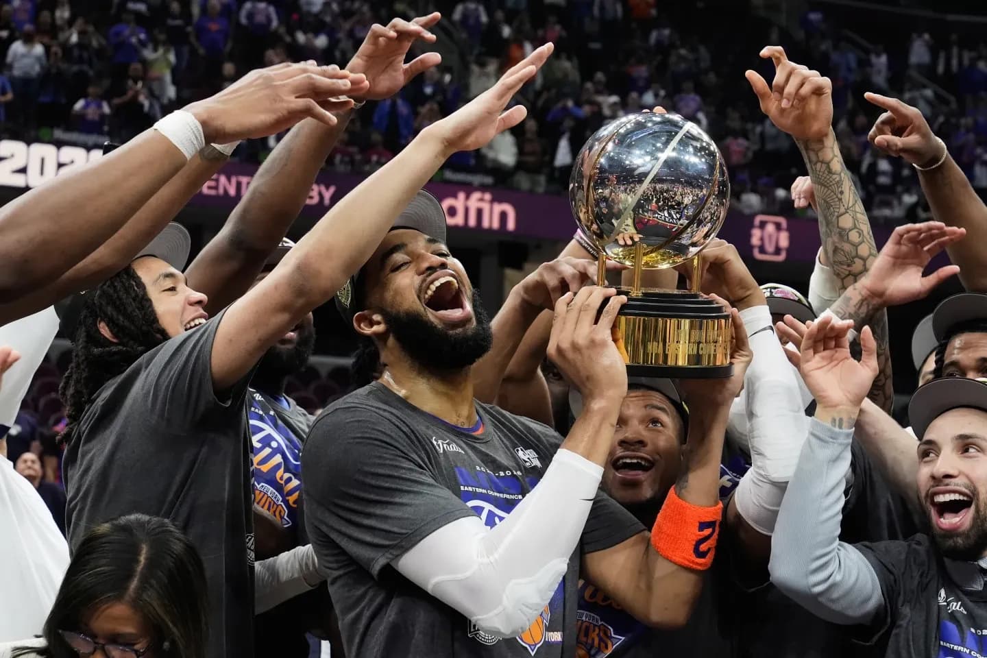 Nova York volta às finais da NBA pela primeira vez desde 1999 após vencer o Cleveland por 130 a 93 e fechar a série com uma varrida