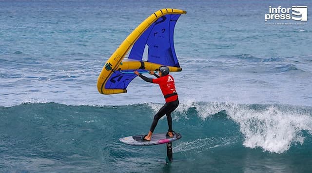 Moona White, campeã do Mundo,  é uma das semifinalista do wing-foil de Ponta Preta 