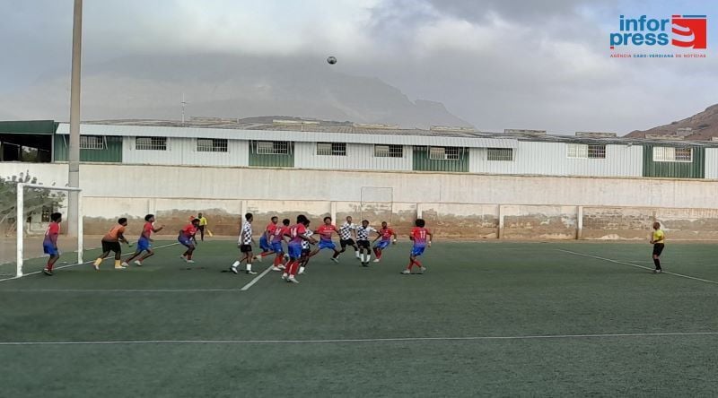  Futebol/Sub-17: Batuque apurado à tangente acompanha EFIZ às meias finais