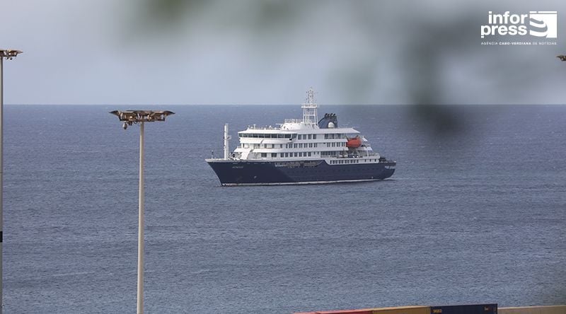Surto em Cruzeiro: Navio Hondius segue para Tenerife após cumprimento de protocolos sanitários