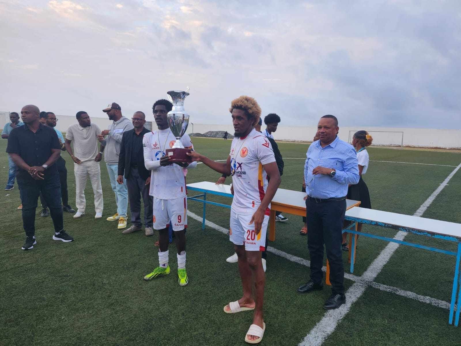 Varandinha levanta o troféu  taça Santiago Norte