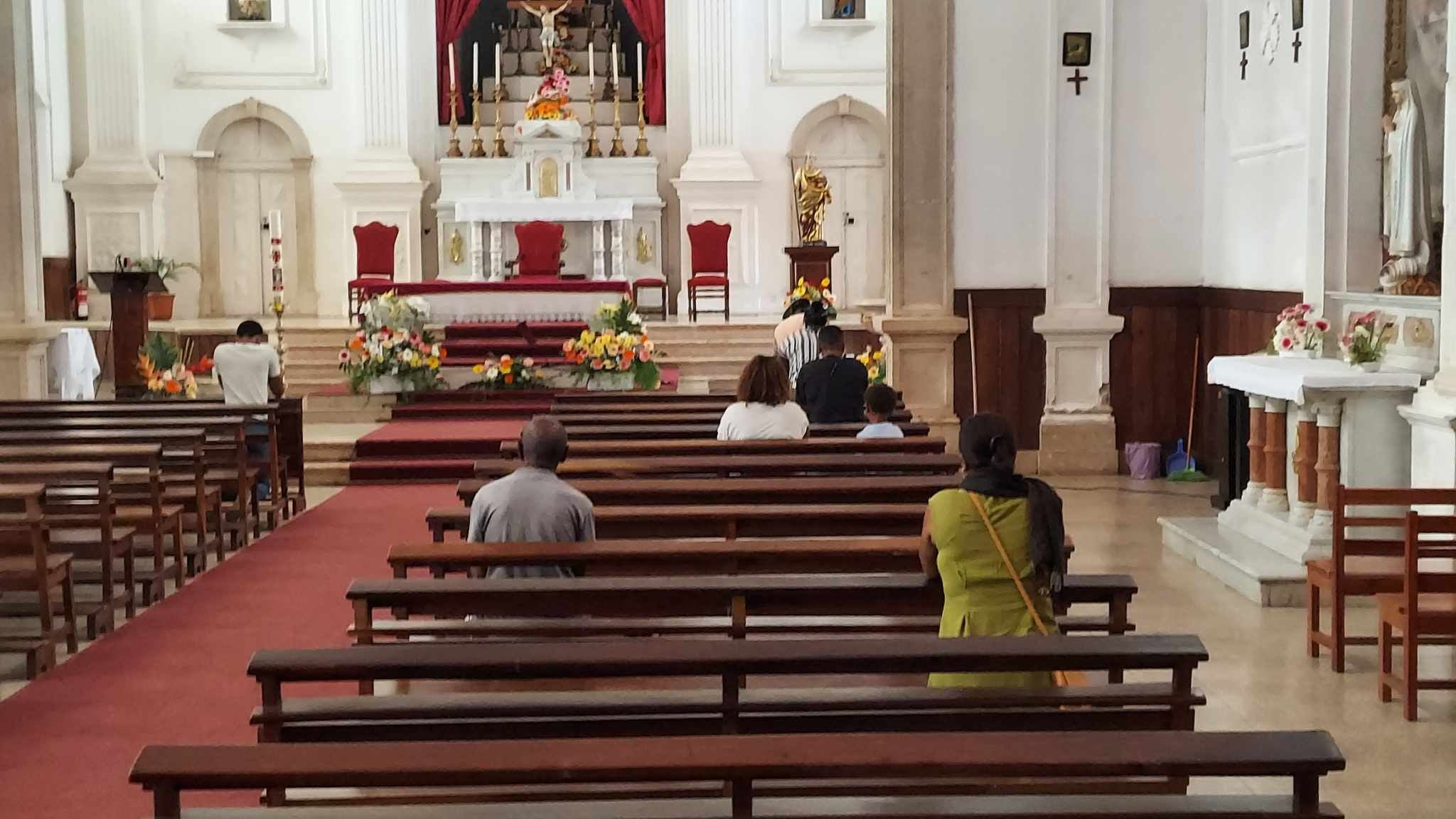 Fieis rezando na igreja da Praia no dia da morte do Papa Francisco(cvsports.cv)