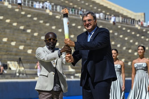 A chama foi acesa em Atenas e iniciou a sua viagem rumo a Dakar 2026