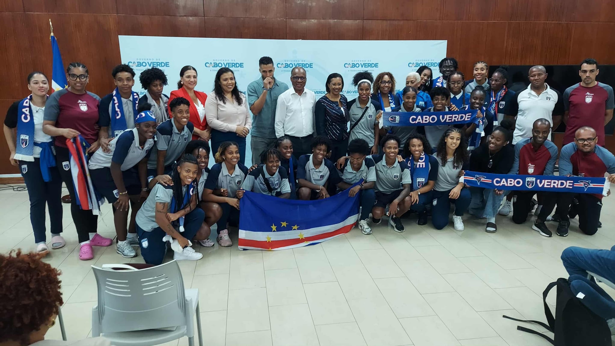 Seleçao Futebol Feminino recebida pelo PM(Cvsports.cv>)