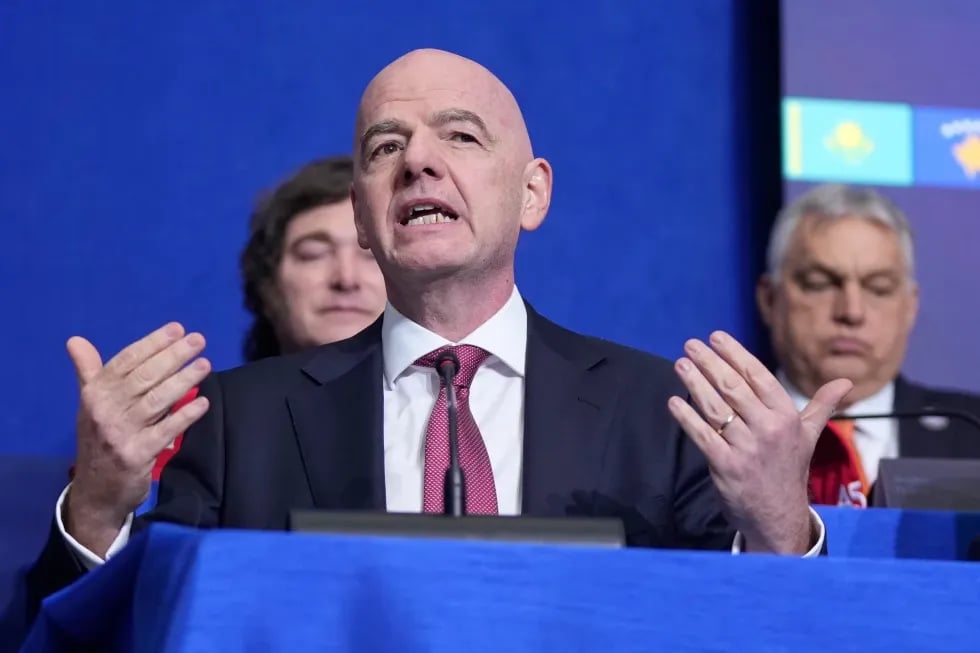 O presidente da FIFA, Gianni Infantino, discursa durante uma reunião do Conselho da Paz no Instituto da Paz dos Estados Unidos, na quinta-feira, 19 de fevereiro de 2026, em Washington. (Foto AP/Mark Schiefelbein)
