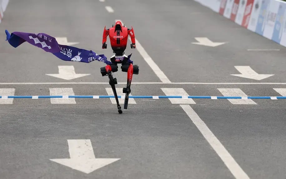 Robô bate recorde mundial humano em meia-maratona especial em Pequim