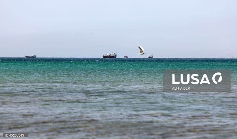 Irão ameaça voltar a fechar Ormuz se EUA prosseguirem bloqueio naval