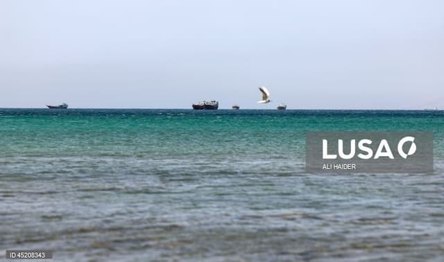 Irão ameaça voltar a fechar Ormuz se EUA prosseguirem bloqueio naval