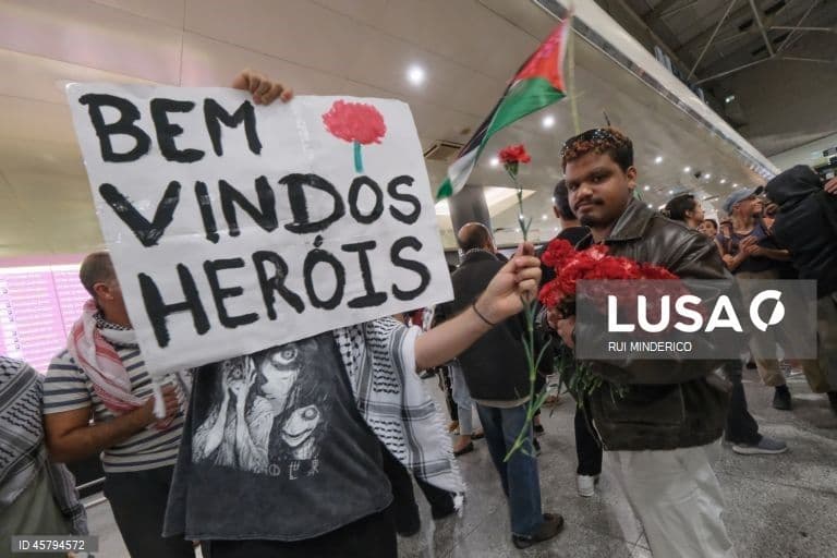 Multidão “invade” átrio de chegadas do aeroporto para receber ativistas da flotilha humanitária
