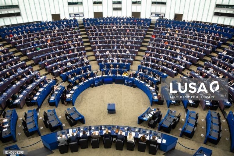 Eurodeputados rejeitam duas moções de censura à Comissão Europeia