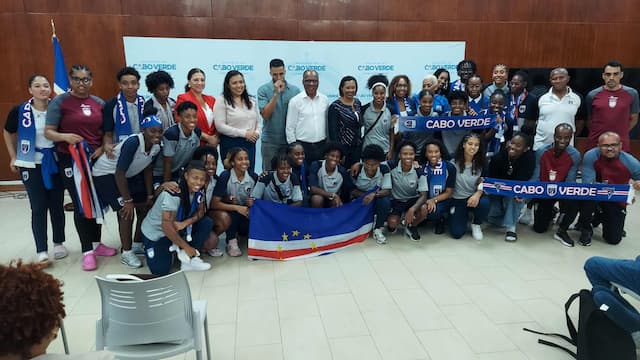 PM recebe Seleção Futebol Feminino e promete prémio monetário pela qualificação ao CAN